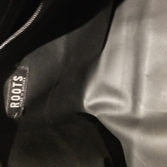 ROOTS Duffle bag really sturdy  with both handles and shoulders straps - Picture 5 of 6